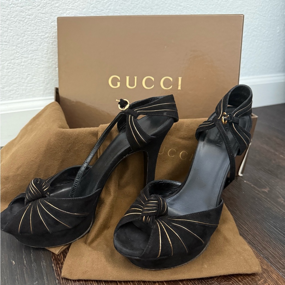 Gucci Black Heels with Pleated Design and Mid-Height Heel